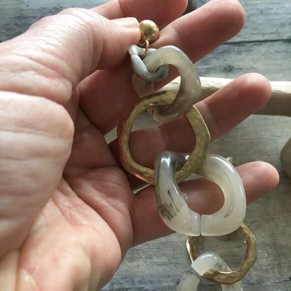 Lucite and Brushed Gold Chain Link Earrings - Picture 4 of 6